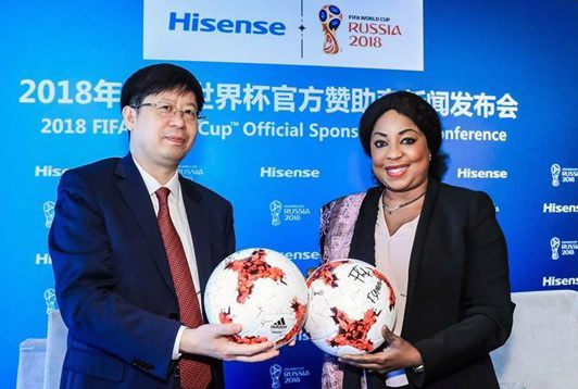 Президент Hisense Group Лю Хунсинь и Генеральный секретарь FIFA Фатма Самура