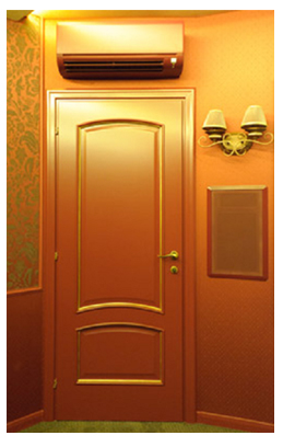 Пример нашей работы: цвет кондиционеров выполнен в тон дверей. Точно подобранный цвет позволил скрыть кондиционеры, спрятав их в общей концепции комнат.